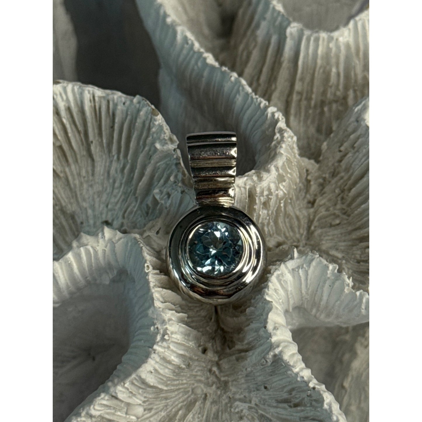 925 STERLING SILVER BLUE TOPAZ PENDANT LENGTH 1 INCH