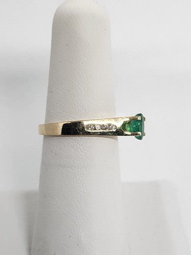 14K Yellow Gold Emerald & Diamonds Ring Size 5.5