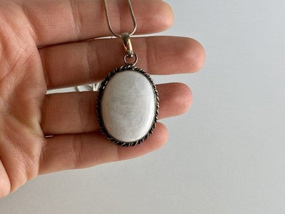 Vintage Chain with pendant White Agate 18.1 in