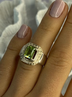 925 Sterling Silver Peridot Ring Size 6