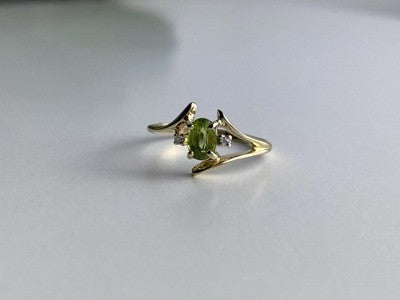 10K Yellow Gold Peridot & Diamonds Ring Size 7