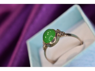 925 Sterling Silver Green Nephrite ( Jade ) Ring Size 8.5