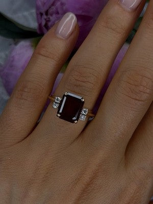 14K Yellow Gold Burgundy Red Garnet & Diamonds Ring Size 8