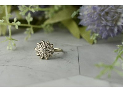 14K White Gold Diamond 0.1 ct "Flower" Ring Size 8.5