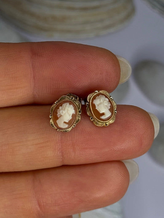 10K Yellow Gold Vintage Oval Cameo Stud Earrings Length 0.40 Inch