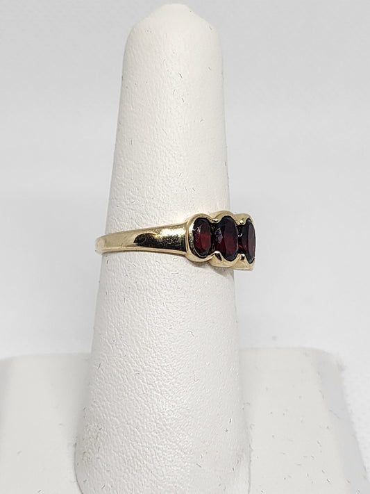 10K 417 Yellow Gold & Garnet Ring MW Size 6