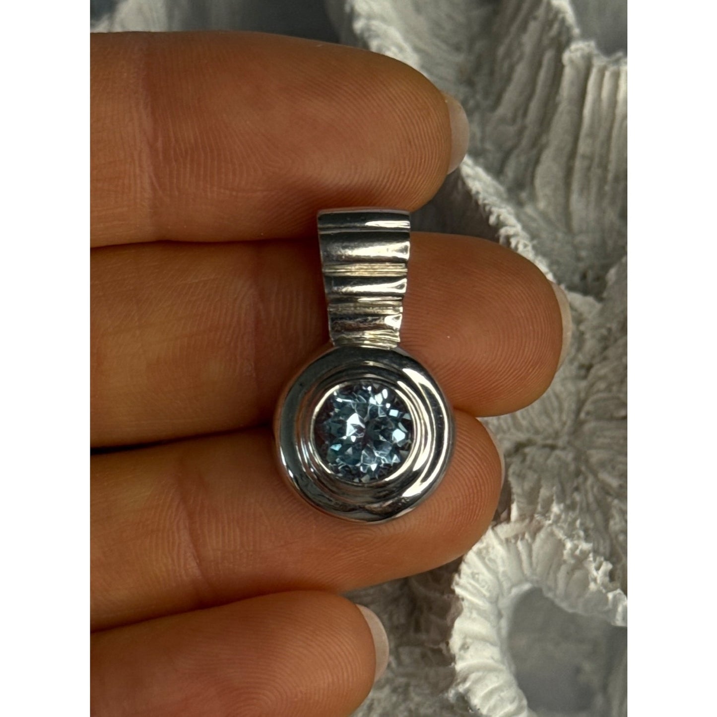 925 STERLING SILVER BLUE TOPAZ PENDANT LENGTH 1 INCH