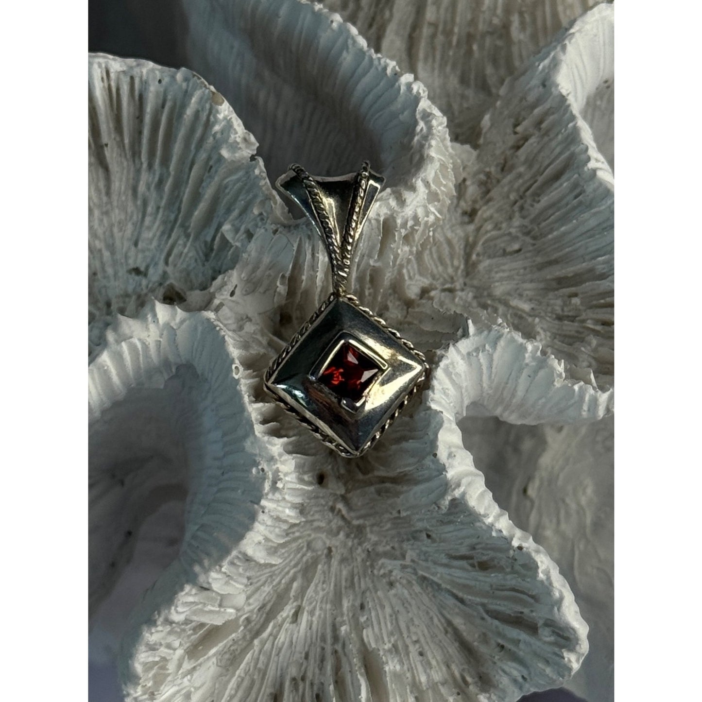 VINTAGE 925 STERLING SILVER GARNET PENDANT LENGTH 1.10 INCH