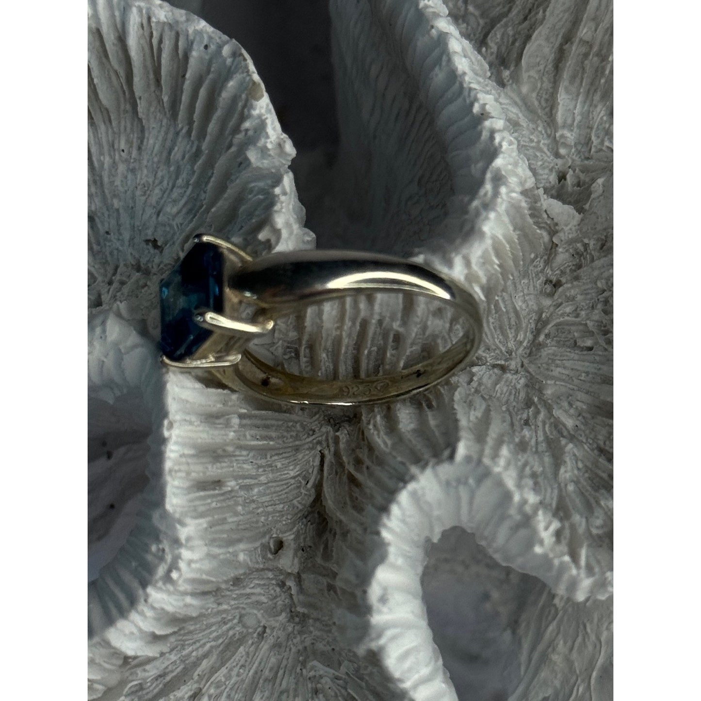 925 STERLING SILVER BLUE TOPAZ RING SIZE 8