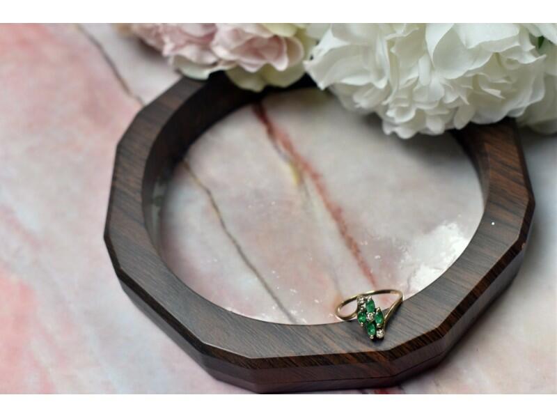 10K YELLOW GOLD EMERALD & DIAMONDS RING SIZE 6.75
