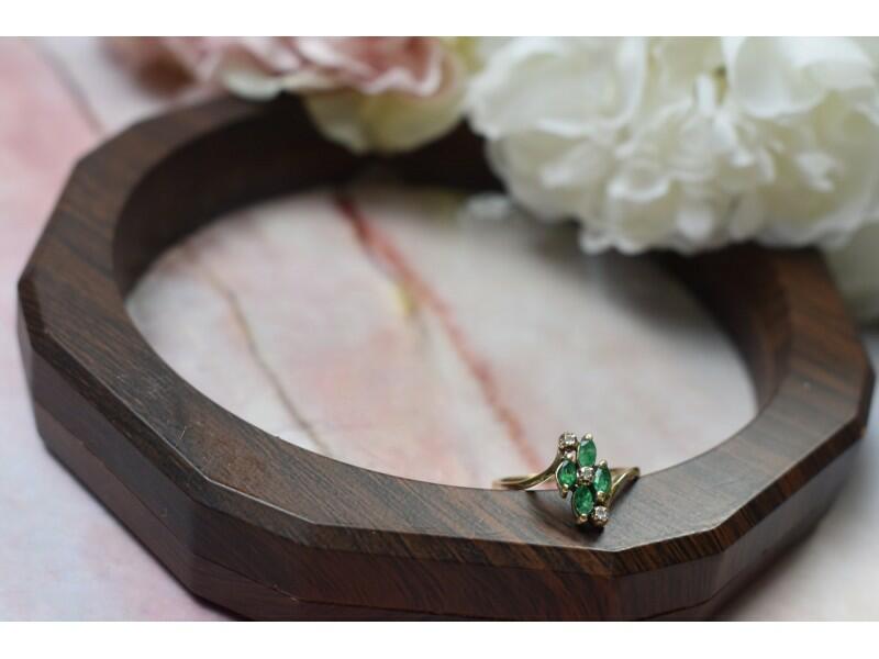 10K YELLOW GOLD EMERALD & DIAMONDS RING SIZE 6.75