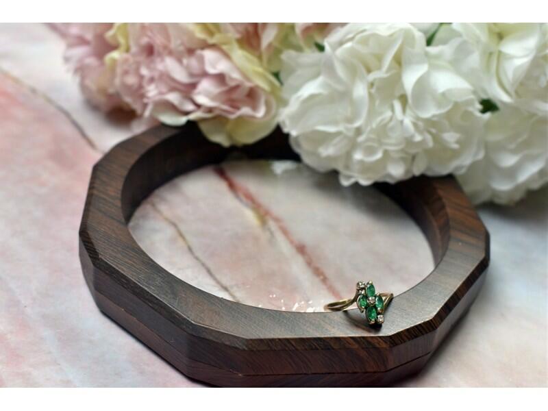 10K YELLOW GOLD EMERALD & DIAMONDS RING SIZE 6.75