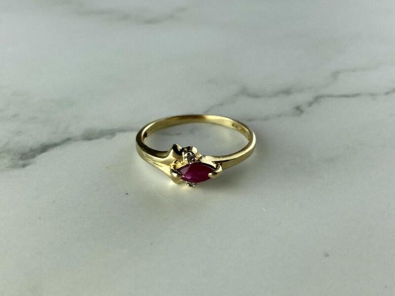 10K YELLOW GOLD RUBY & DIAMONDS RING SIZE 6.75