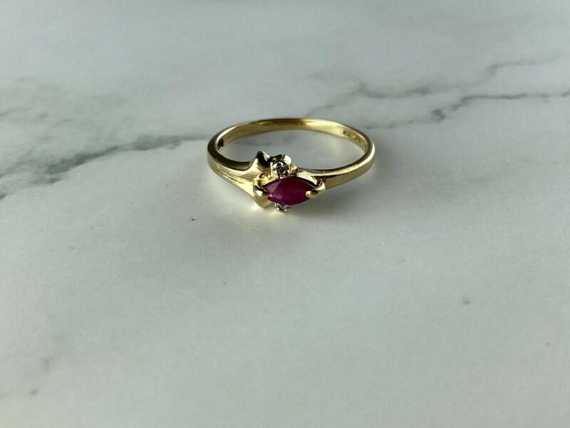 10K YELLOW GOLD RUBY & DIAMONDS RING SIZE 6.75