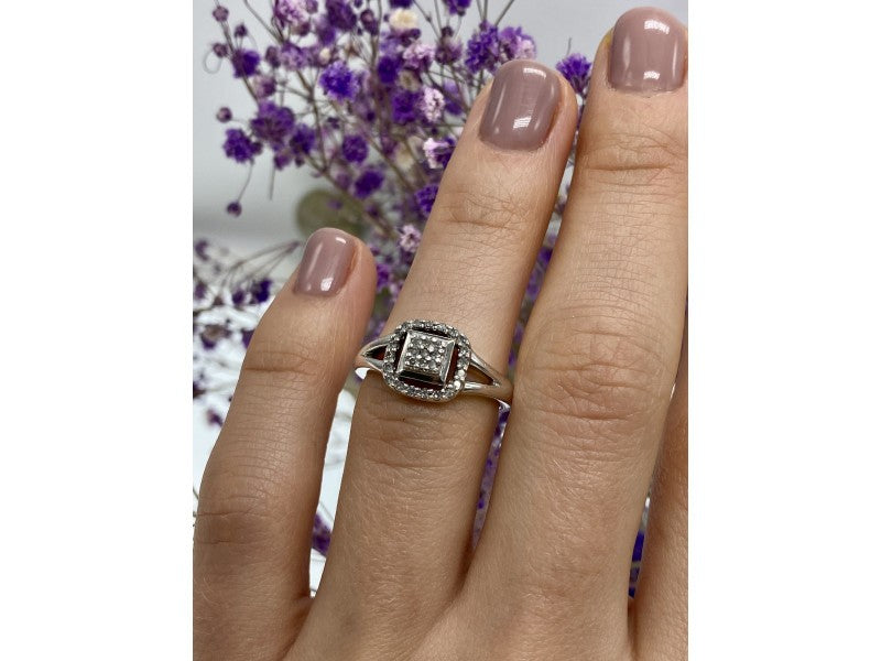 925 Sterling Silver White Sapphires Ring Size 5.5