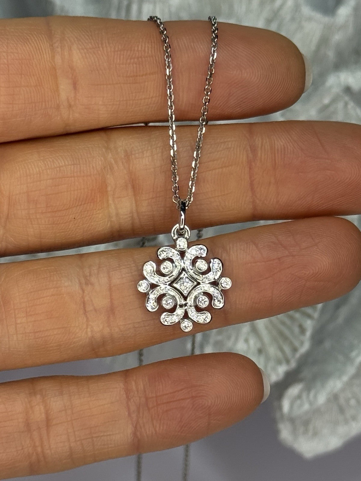 14K WHITE GOLD DIAMONDS NECKLACE LENGTH 17 INCH