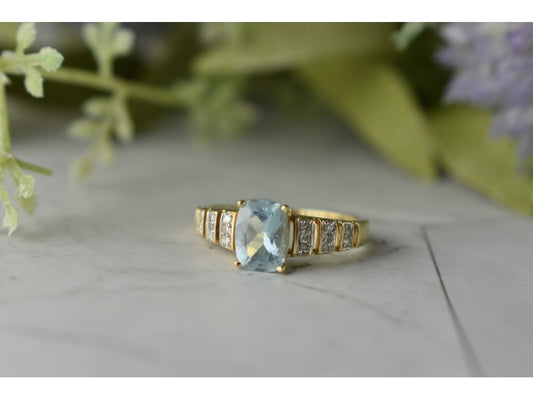10K Yellow Gold Aquamarine & Diamonds Ring Size 7