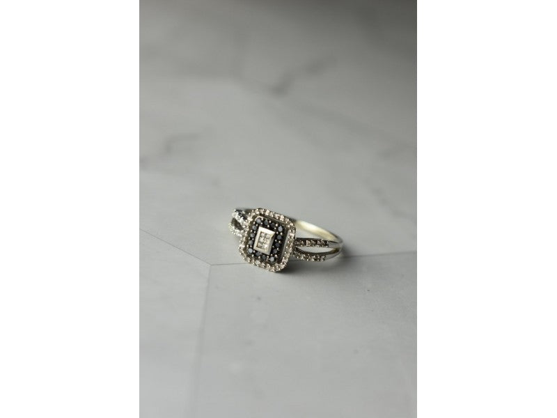 10K White Gold Black Spinel & Diamonds Ring Size 7.5