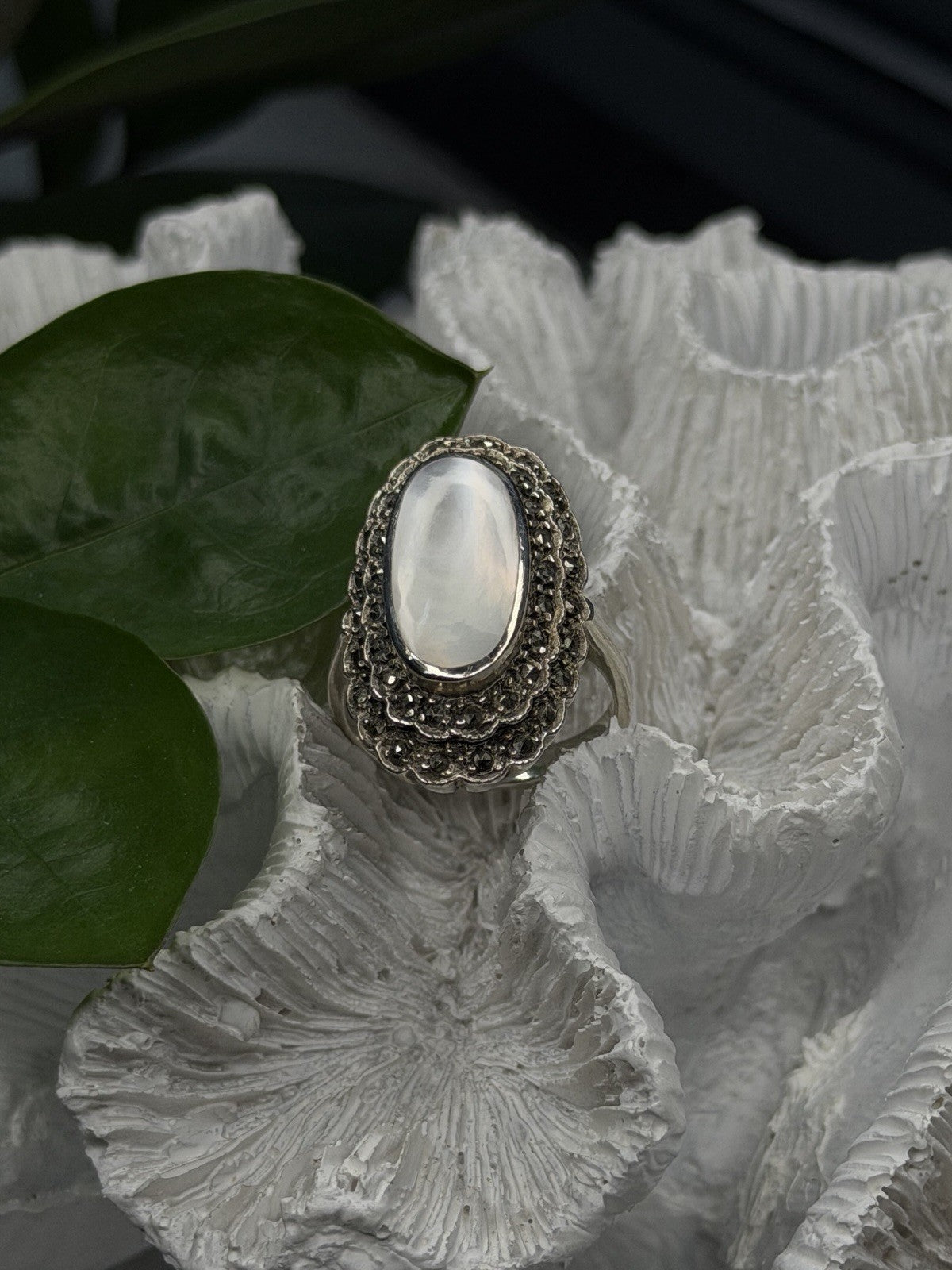 Elegant Vintage 925 Sterling Silver White Abalone & Marcasite Ring Size 9