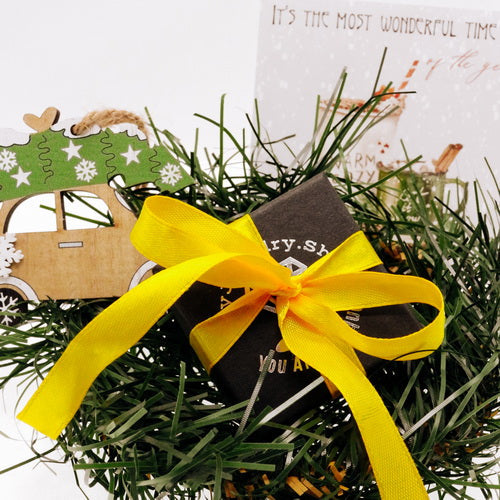 Choosing a piece of jewelry as a gift