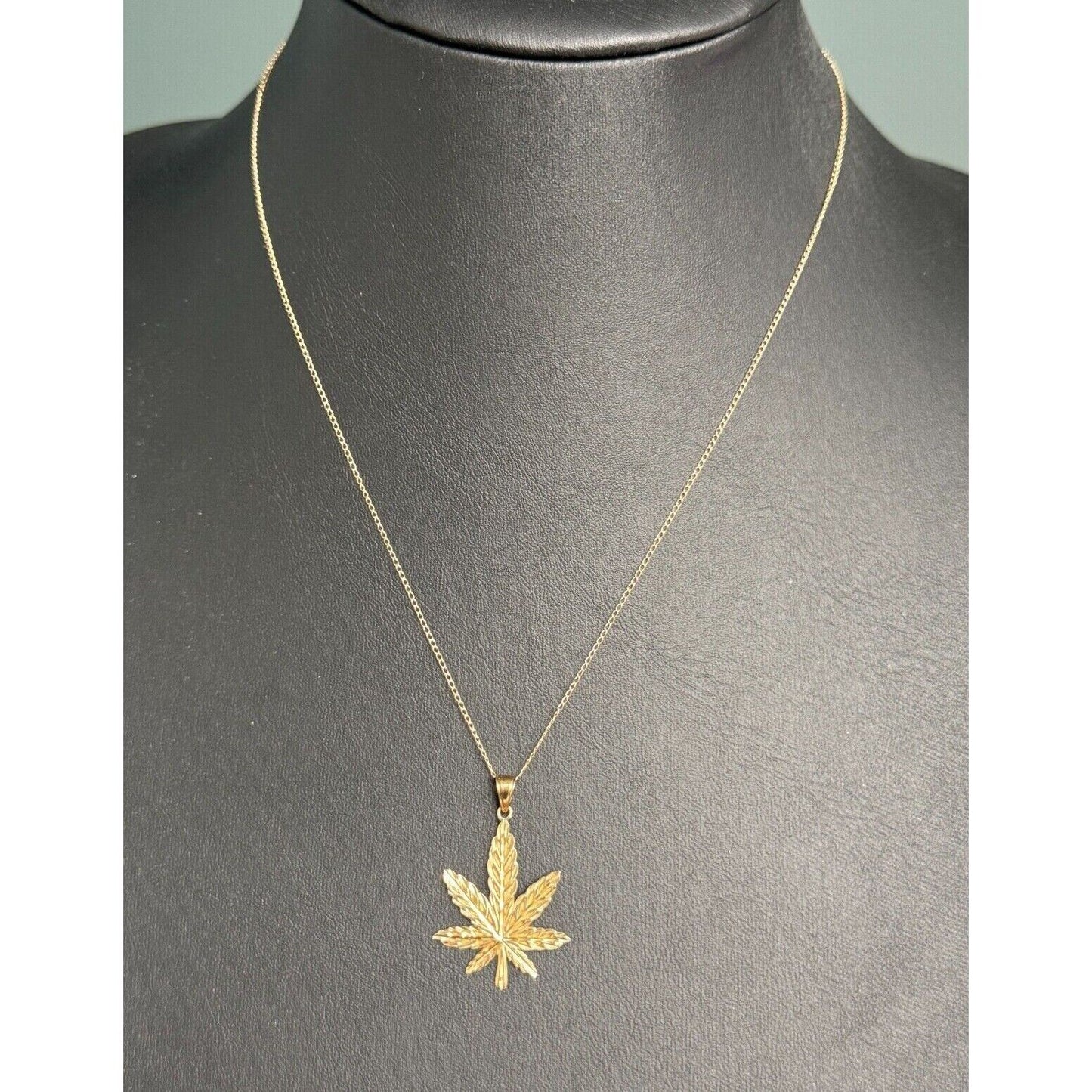 YELLOW GOLD CANNABIS PENDANT NECKLACE SKY