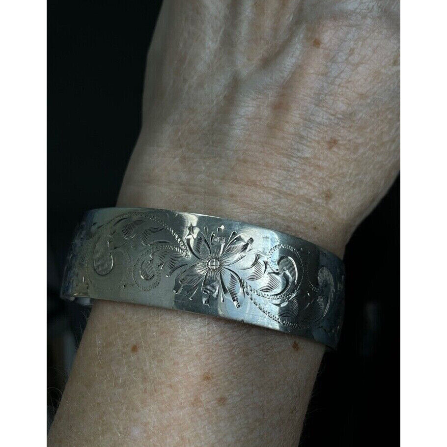 BEAUTIFUL ENGRAVED WITH FLOWERS 925 STERLING SILVER BRACELET.HALLMARKED SKY