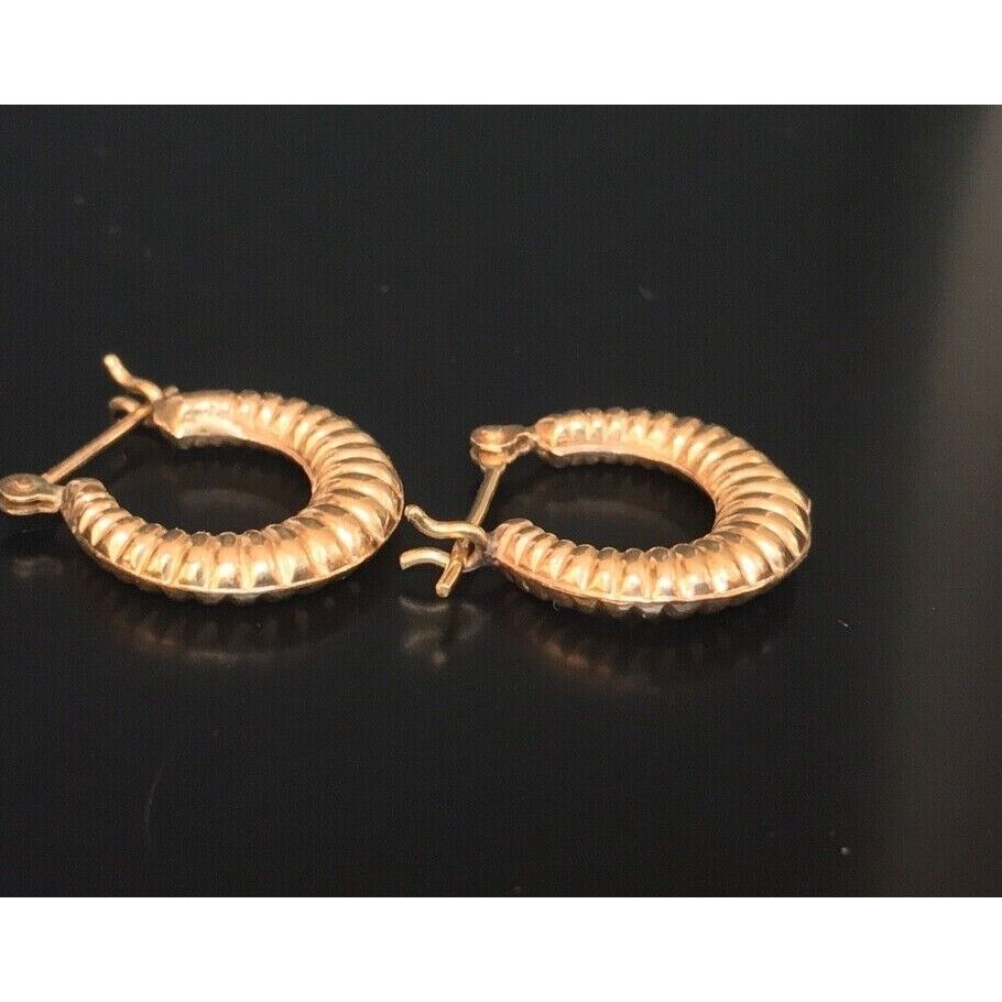 YELLOW GOLD RIBBED PATTERN HOOP EARRINGS SKY