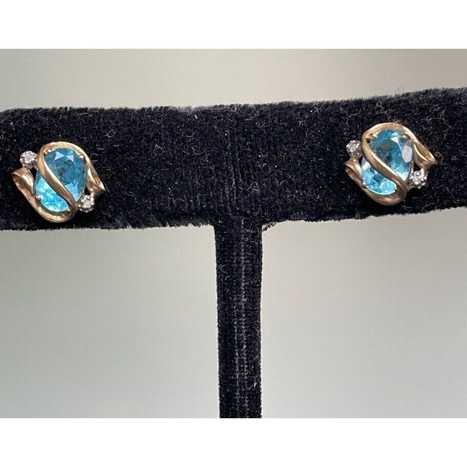 YELLOW GOLD BLUE TOPAZ & COLORLESS STUD EARRINGS SKY