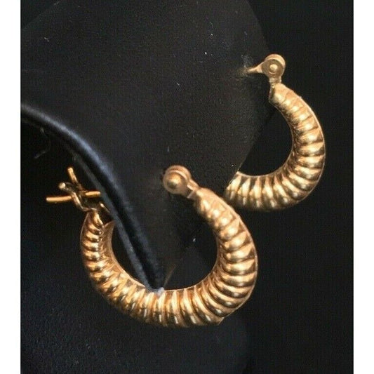 YELLOW GOLD RIBBED PATTERN HOOP EARRINGS SKY