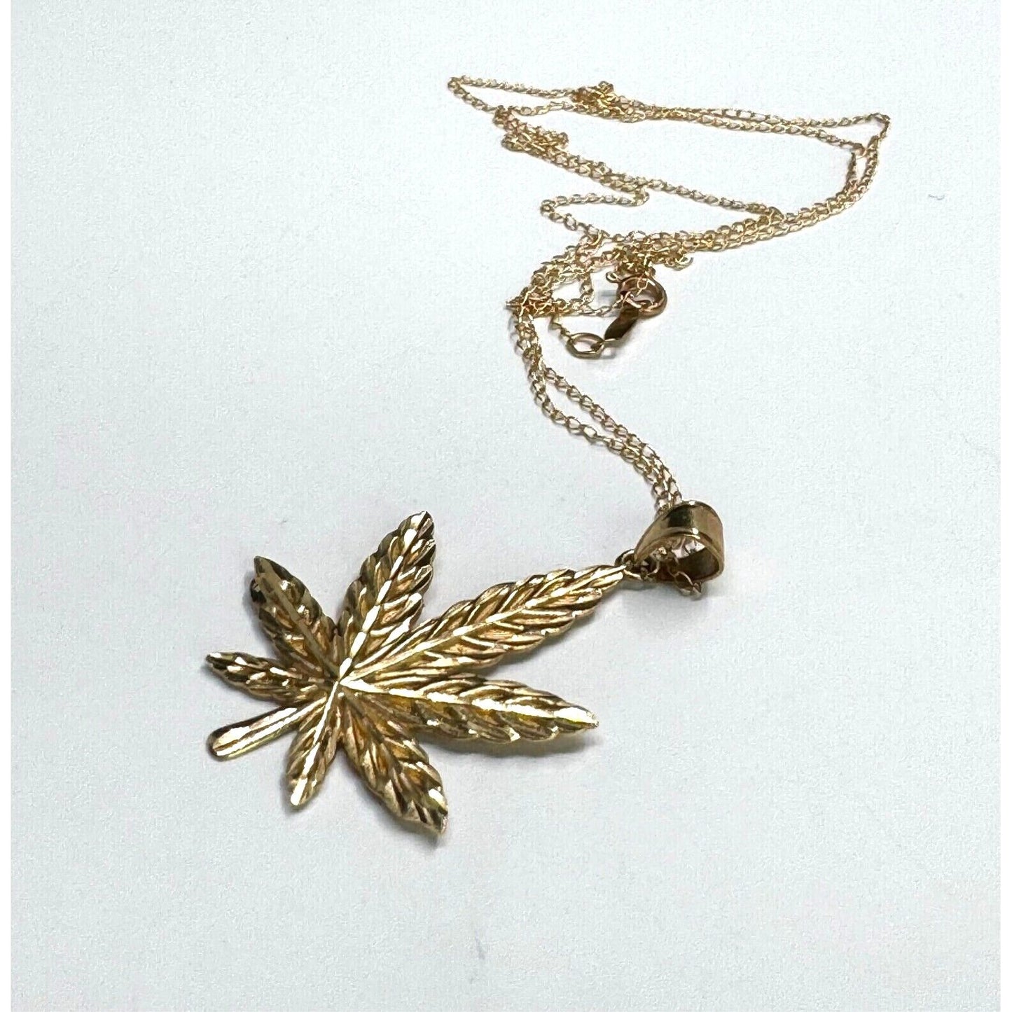 YELLOW GOLD CANNABIS PENDANT NECKLACE SKY