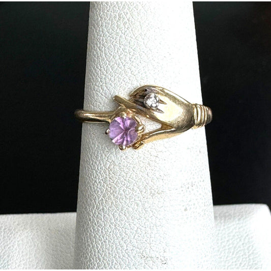 YELLOW GOLD AMETHYST AND DIAMOND HAND HOLDING A GEM RING SIZE 6 SKY