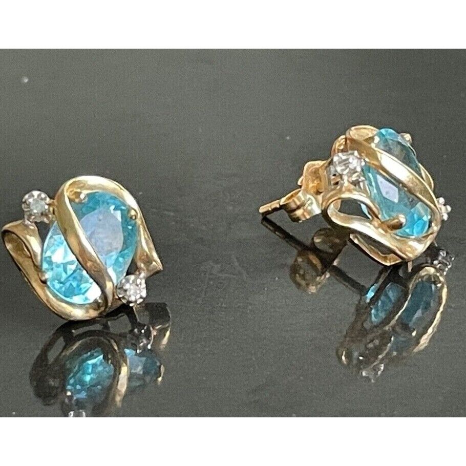 YELLOW GOLD BLUE TOPAZ & COLORLESS STUD EARRINGS SKY