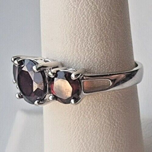 925 STERLING SILVER NATURAL ROUND  THREE GARNETS  RING SIZE 7 AT