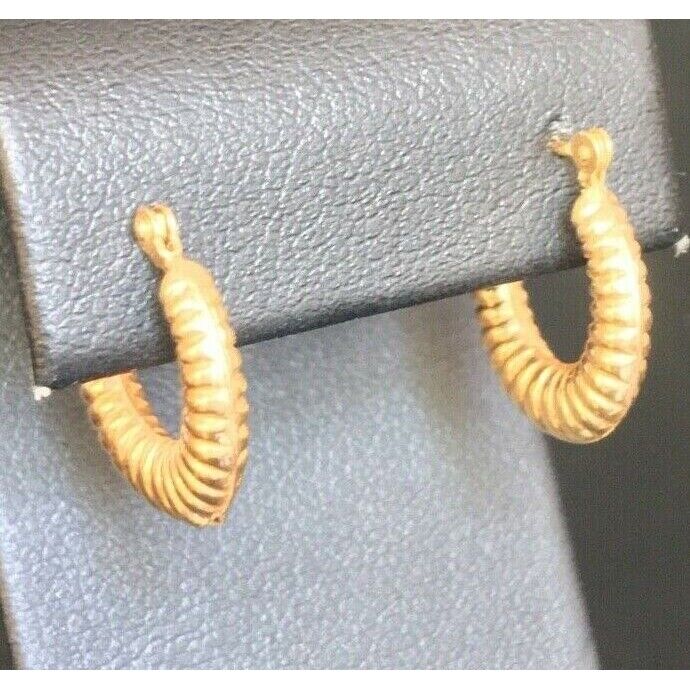 YELLOW GOLD RIBBED PATTERN HOOP EARRINGS SKY