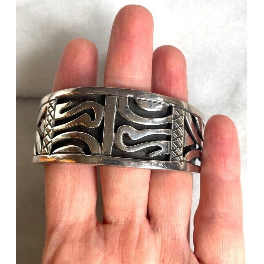 VINTAGE TAXCO 925 STERLING SILVER  CUT-IN DESIGN CUFF BRACELET SKY