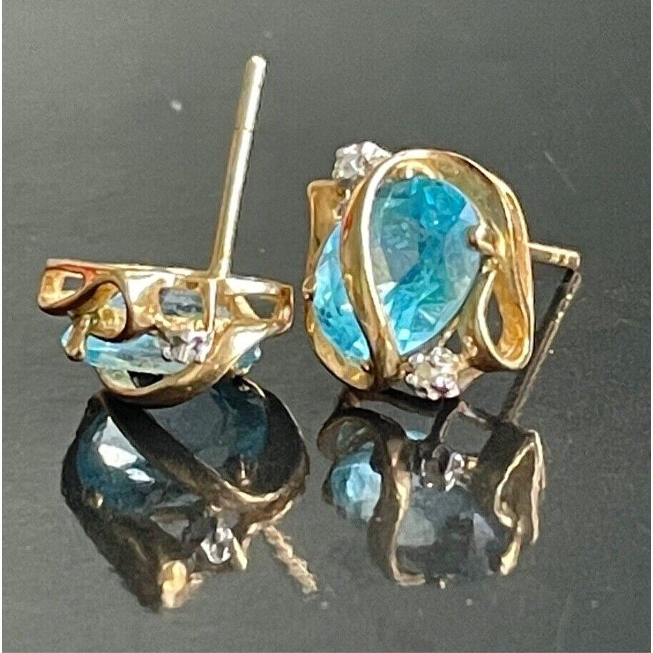 YELLOW GOLD BLUE TOPAZ & COLORLESS STUD EARRINGS SKY