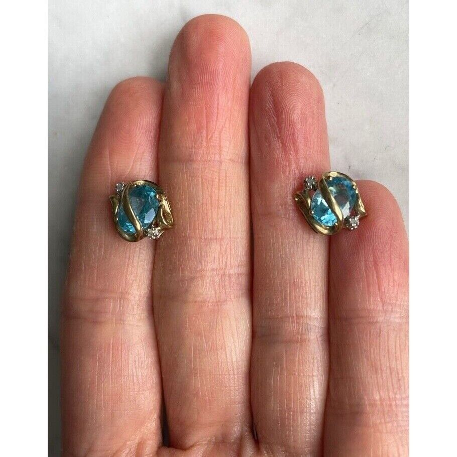 YELLOW GOLD BLUE TOPAZ & COLORLESS STUD EARRINGS SKY