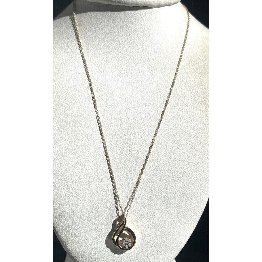 YELLOY GOLD AND DIAMOND PENDANT  NECKLACE SKY