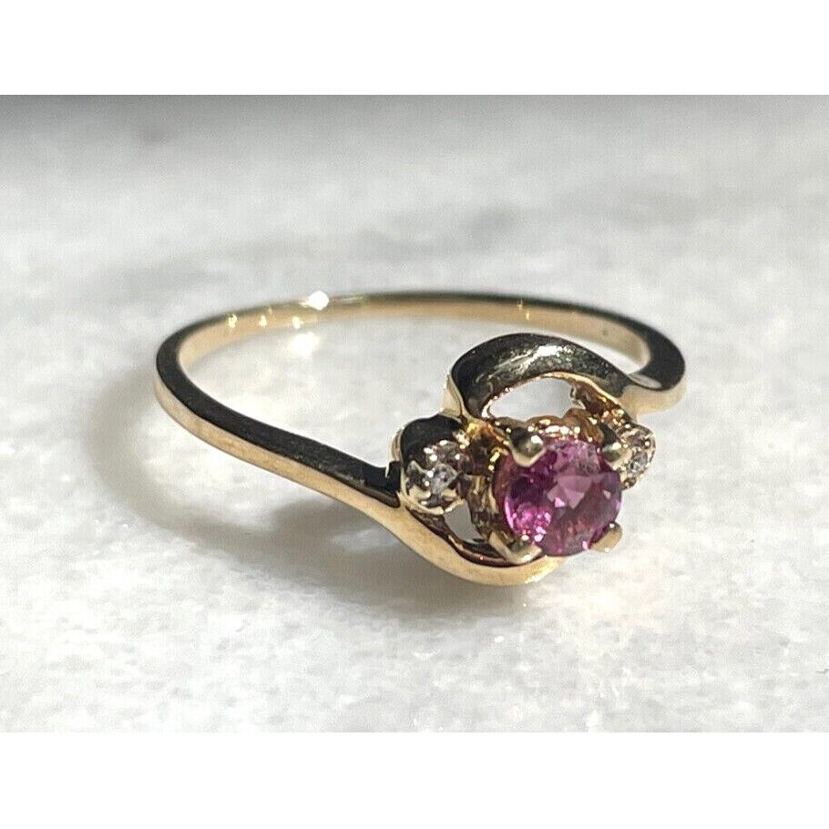 YELLOW GOLD RUBY AND DIAMOND RING SIZE 4 SKY