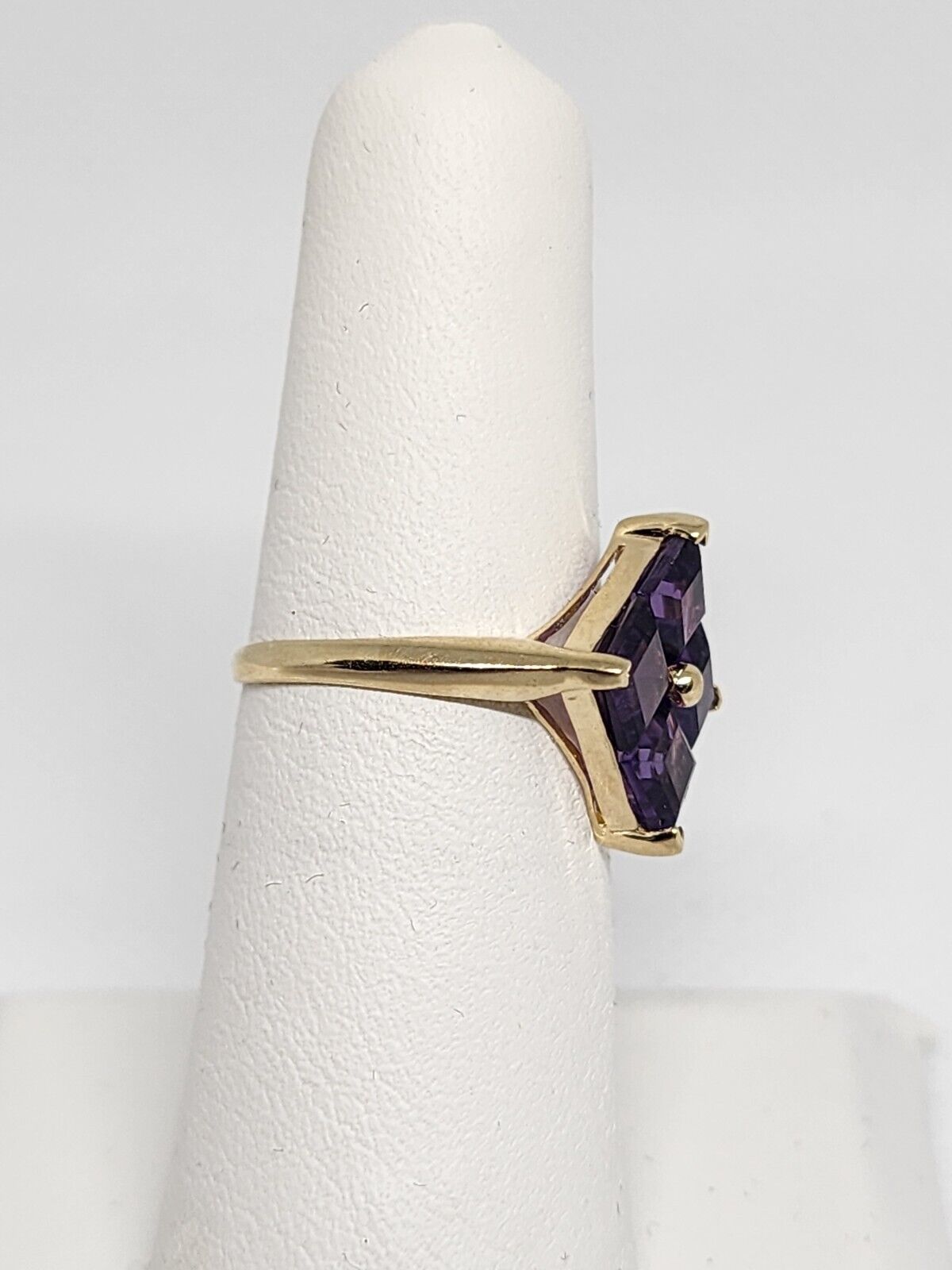 10K YELLOW GOLD & AMETHYST RING  SIZE 5.5