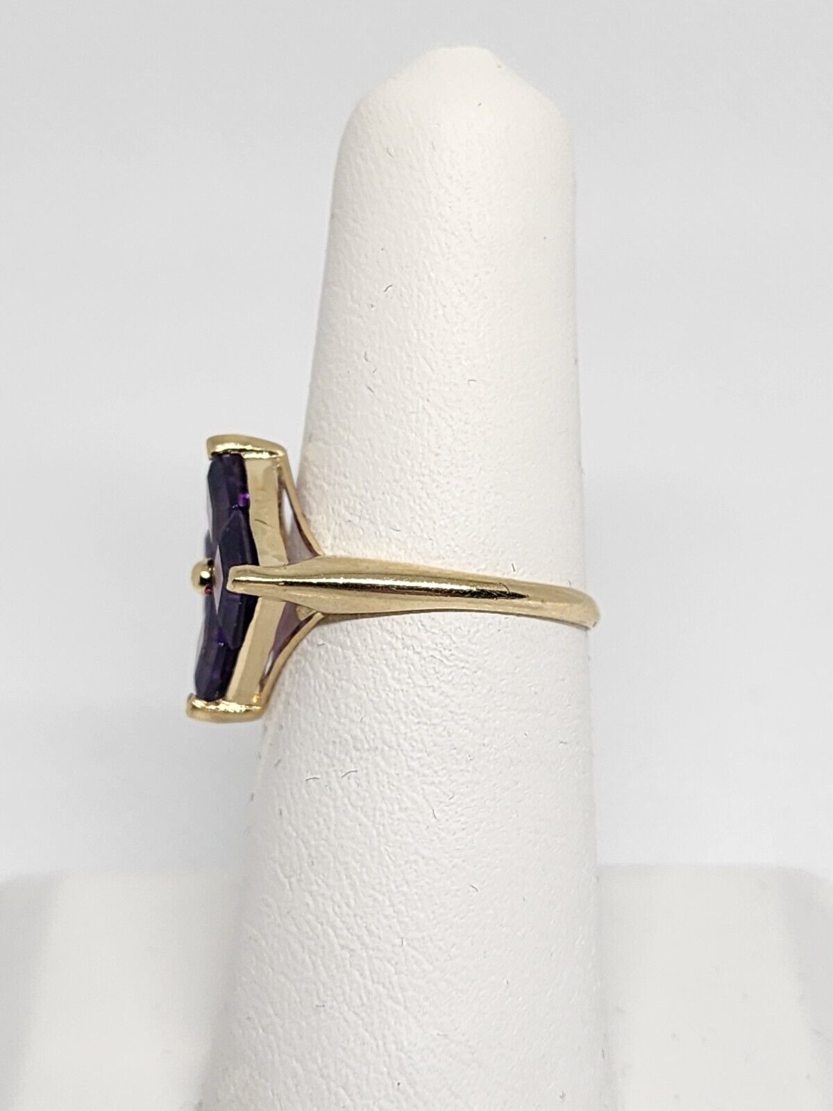 10K YELLOW GOLD & AMETHYST RING  SIZE 5.5