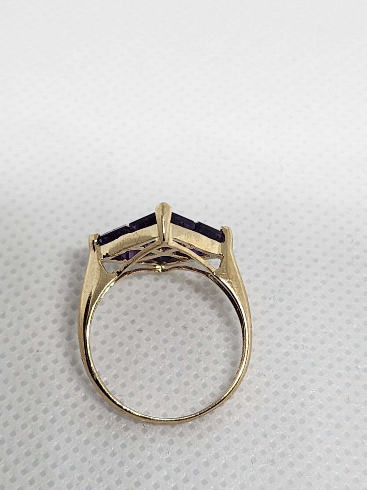 10K YELLOW GOLD & AMETHYST RING  SIZE 5.5