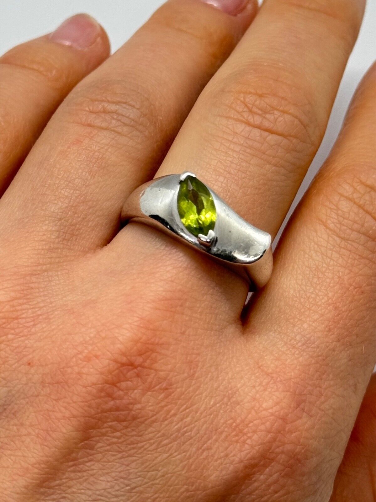 925 STERLING SILVER PERIDOT RING SIZE 8