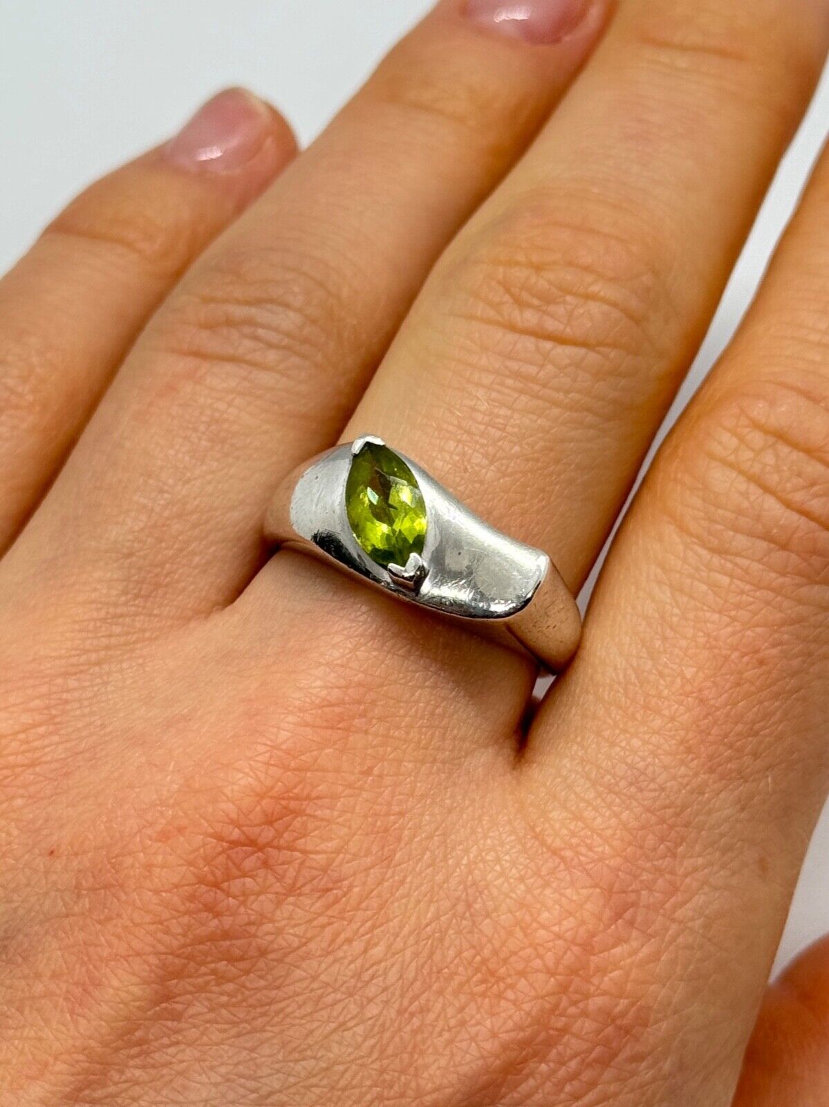 925 STERLING SILVER PERIDOT RING SIZE 8