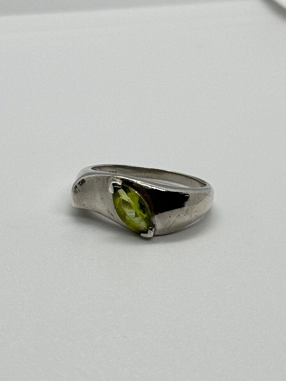 925 STERLING SILVER PERIDOT RING SIZE 8