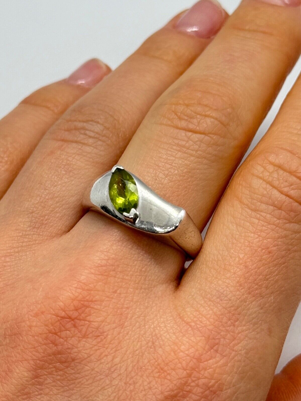 925 STERLING SILVER PERIDOT RING SIZE 8