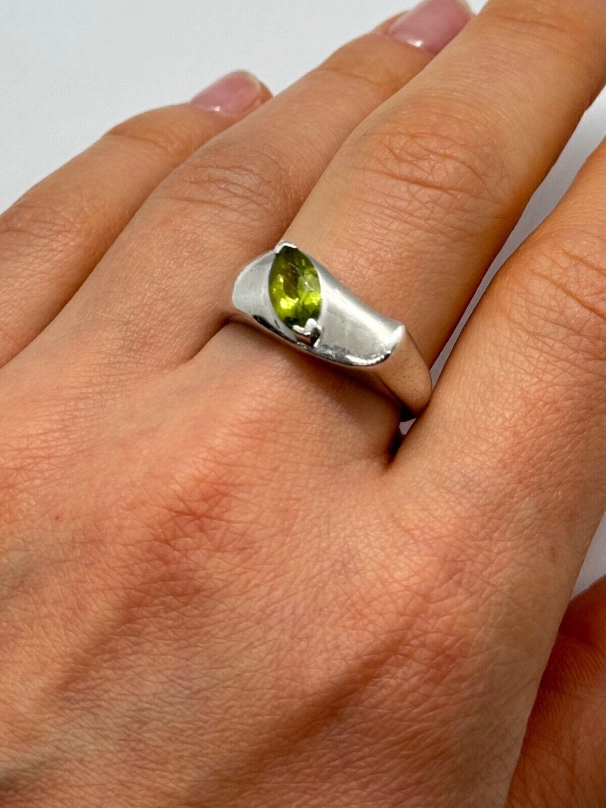 925 STERLING SILVER PERIDOT RING SIZE 8