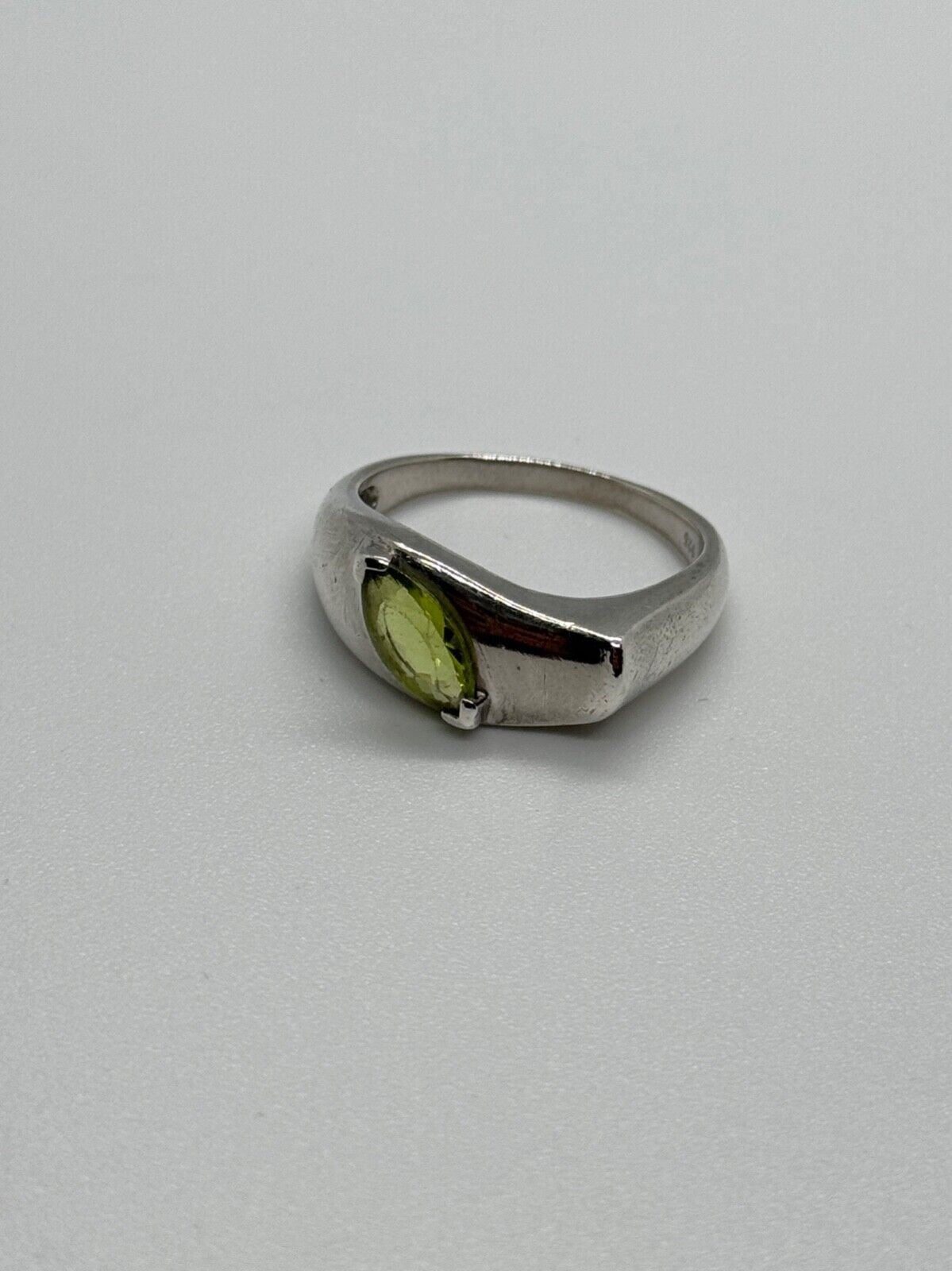 925 STERLING SILVER PERIDOT RING SIZE 8