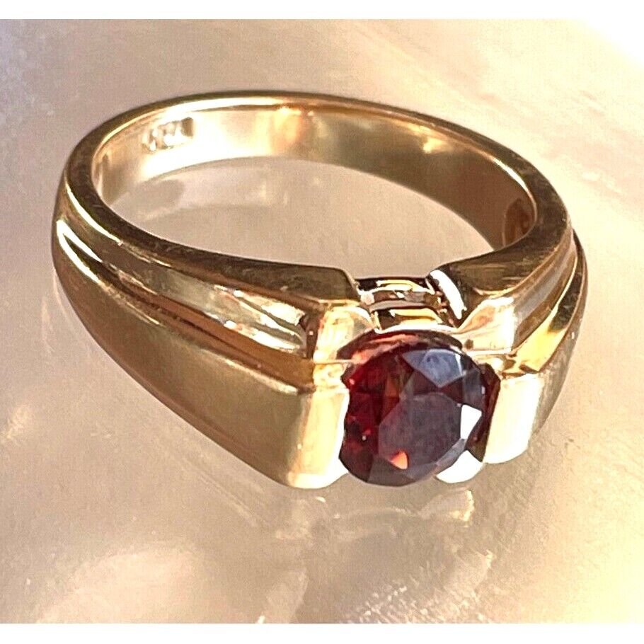 14K YELLOW GOLD  AND GARNET RING SIZE 5.75 SKY