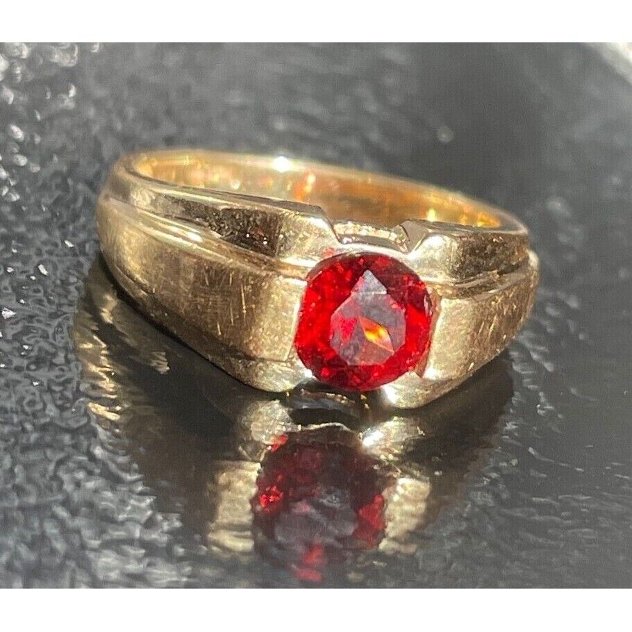 14K YELLOW GOLD  AND GARNET RING SIZE 5.75 SKY